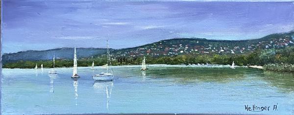 Almádi partjainál (20x50 cm)<br/>Olaj, vászon<br/><br/>Ez a festmény a Balaton idilli nyugalmát örökíti meg finom részletességgel. A nyugodt víztükör tükrözi a fehér vitorlásokat. Nemcsak esztétikai élmény, hanem nosztalgikus hangulatot is kelt￼, a balatoni nyár időtlen szépségét ragadja meg<br/><br/><button onclick='sendEmail()' style='background-color: #333; color: white; border: none; padding: 10px 20px; text-align: center; text-decoration: none; display: inline-block; font-size: 16px; margin: 4px 2px; cursor: pointer;'>Kapcsolatfelvétel</button>